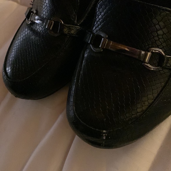 โ๏ธ CLOUDWALKERS Snakeskin Loafers ๐ - Picture 7 of 9